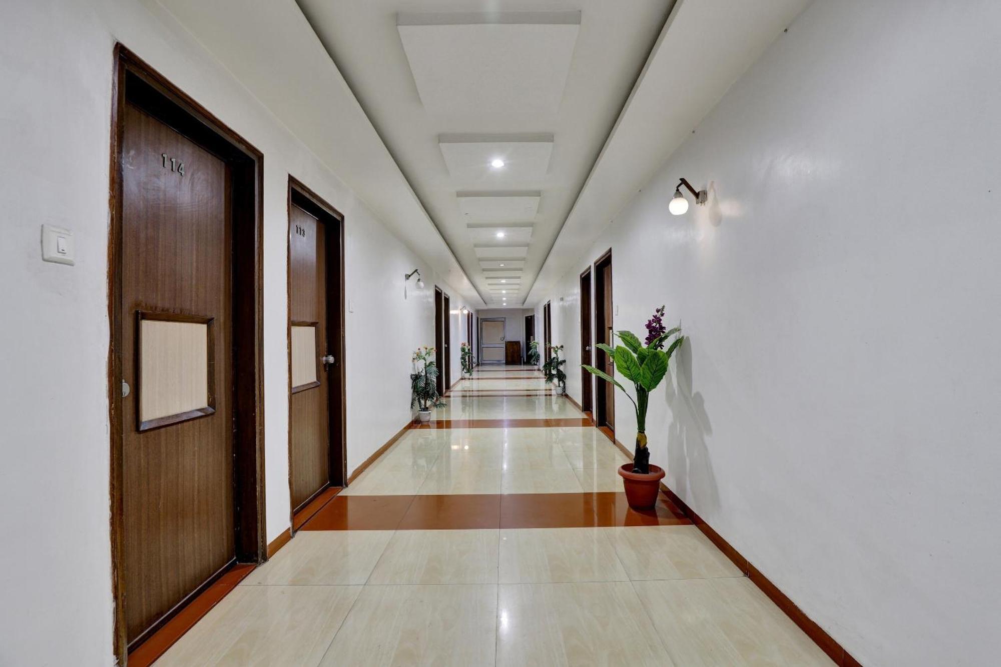 Collection O 82926 Hotel Royal Plaza Ahmedabad Eksteriør bilde
