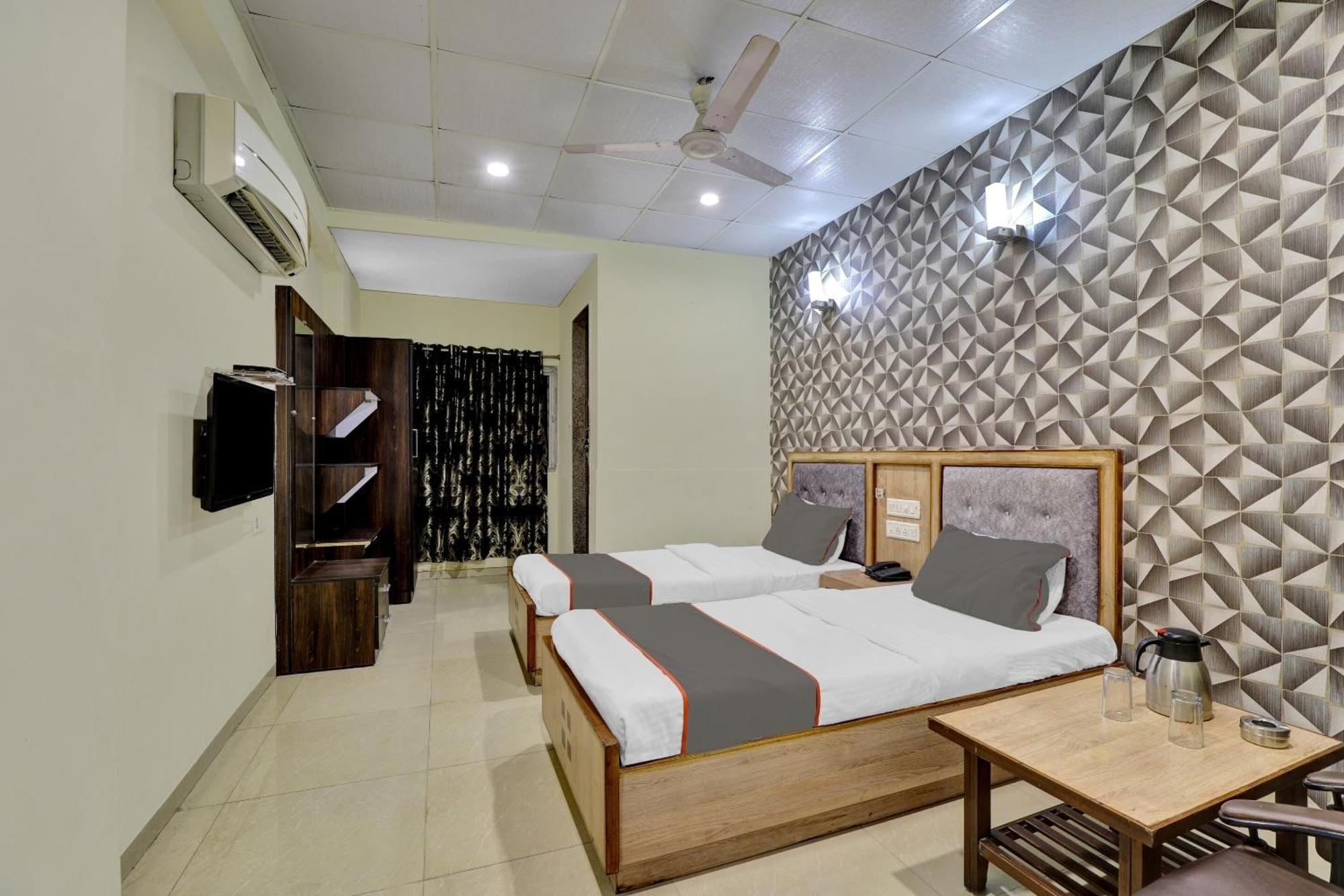 Collection O 82926 Hotel Royal Plaza Ahmedabad Eksteriør bilde